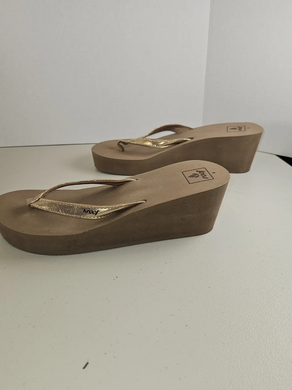 Brand New Sz 9 Reef Women’s Metallic Gold Thong Wedges H-18 JHV Brown & Gold